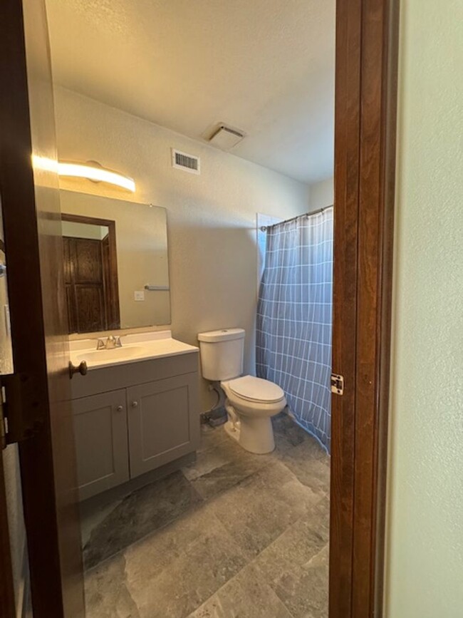 Building Photo - Northwest- 3 bedroom/ 2 bathroom with pool!