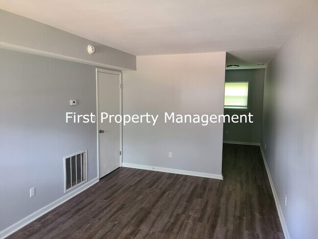 Building Photo - Remodeled - East Ridge Townhouse