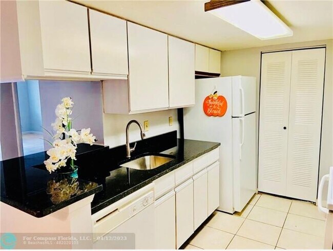 Building Photo - 9955 Westview Dr