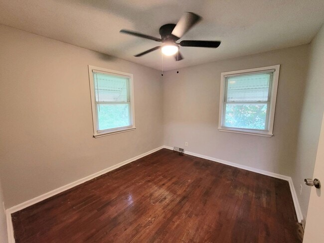 Building Photo - Charming 3 Bedroom Home Just Outside Uptown!