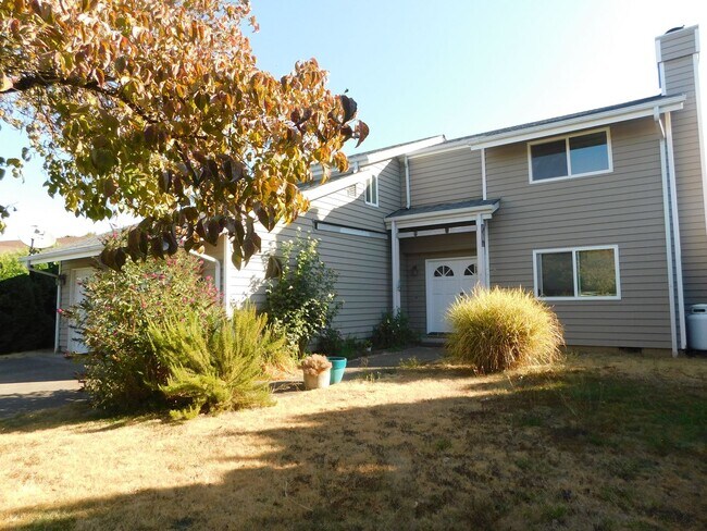 Building Photo - Beautiful 4 Bedroom, 2.5 Bathroom Home in ...
