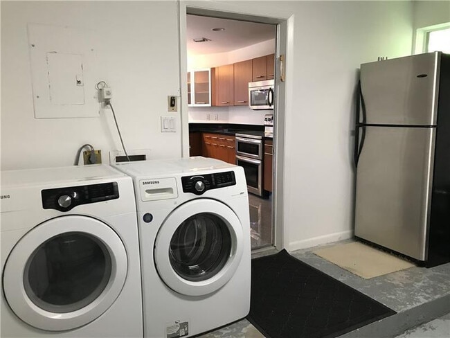 Building Photo - 101 SE 15th Ave