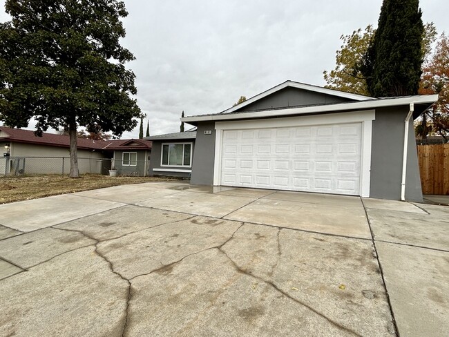 Building Photo - Beautiful Updated 4 Bedroom 2 Bath in Nort...