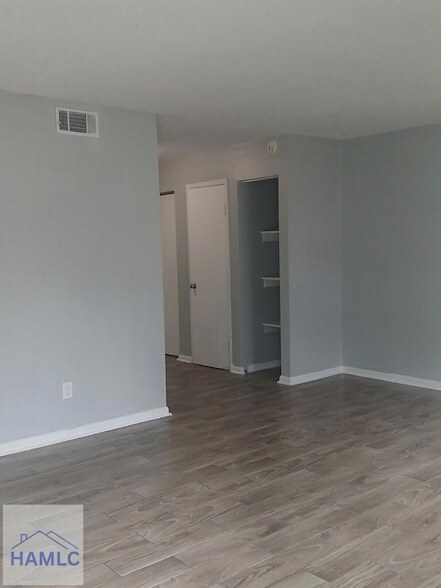 Building Photo - 910 Berkshire Terrace