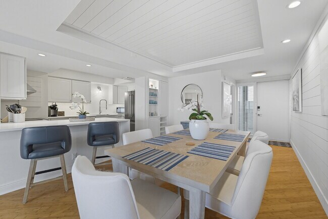 Building Photo - Naples Continental - Condo on the beach!!