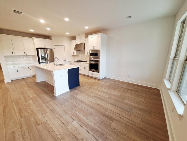 Building Photo - 1221 Brasano Pl