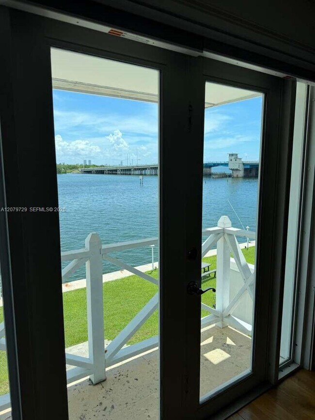 Building Photo - 8031 NE Bayshore Ct