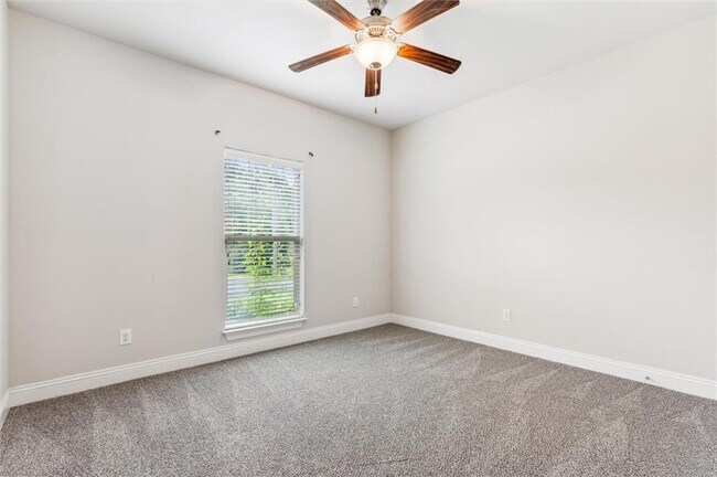 Building Photo - 856 Linlen Ave