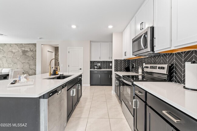 Building Photo - 890 W Calle Cajilla