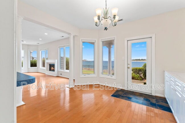 Building Photo - 9468 Bay Front Dr