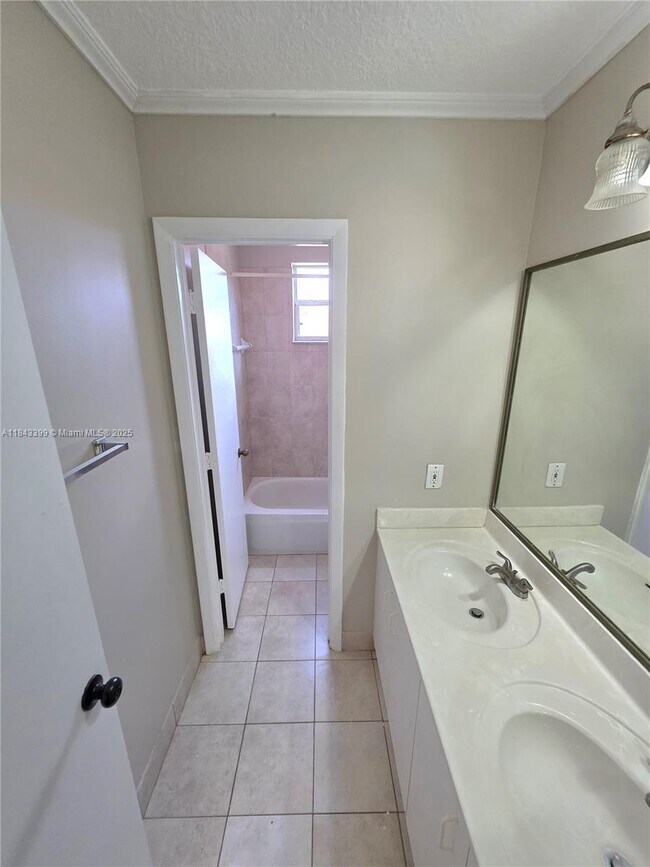 Building Photo - 584 Cambridge Dr