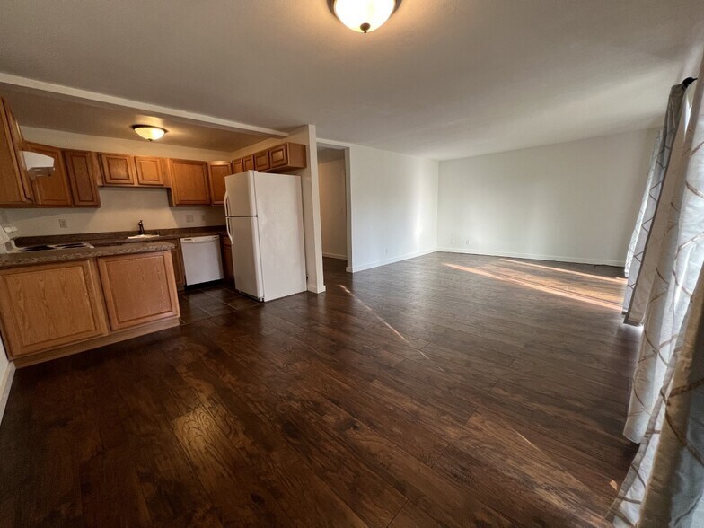 Building Photo - 1425 S Puget Dr