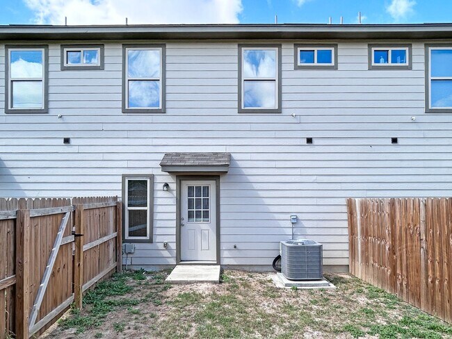 Building Photo - Charming Townhome Near I-35 & Randolph AFB
