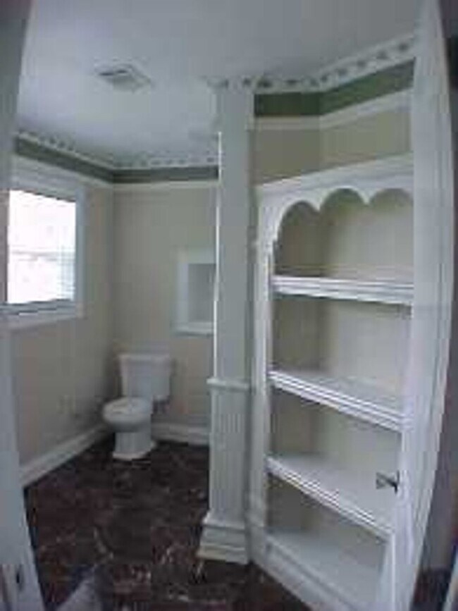 Building Photo - 3 Bedroom 2 Bath Cottage Style Home with Large Den