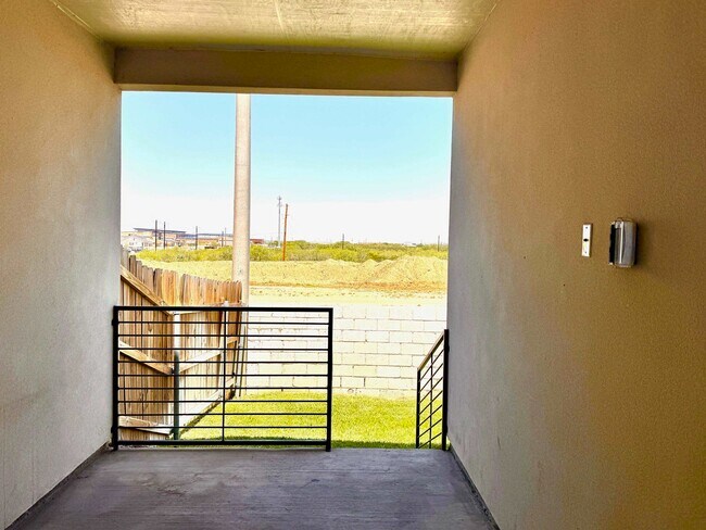 Building Photo - 9913 Kaspar Dr