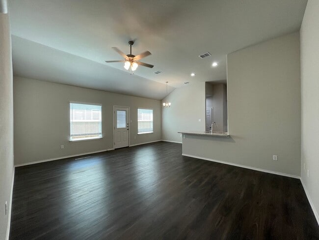 Building Photo - TOWNHOME FOR RENT