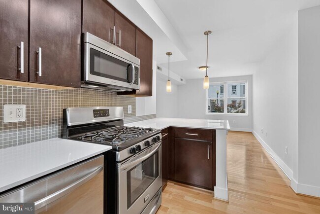 Building Photo - 809 Otis Pl NW