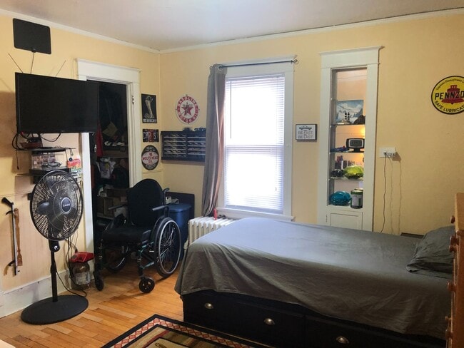 Building Photo - Large Five Bedroom Home in Lakeside!