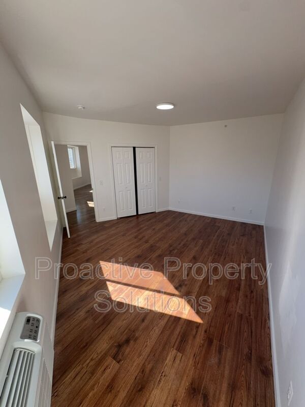 Building Photo - 730 N Main St