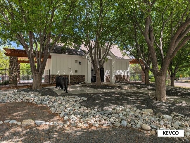 Building Photo - Bright Townhome Near Shopping and Food!