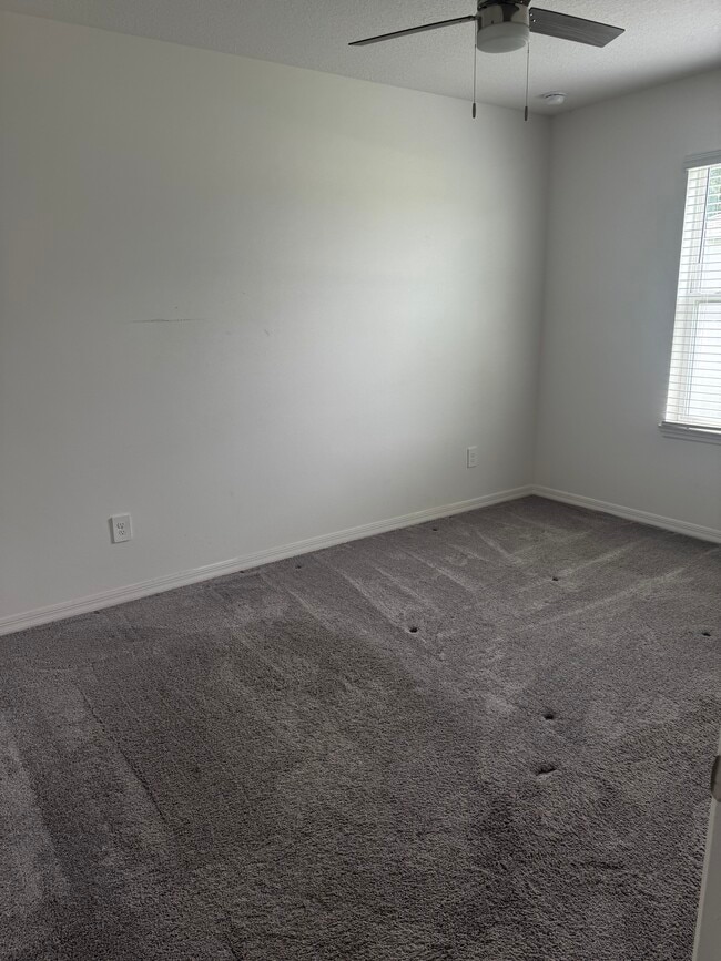 Building Photo - 1811 SE Sandia Dr