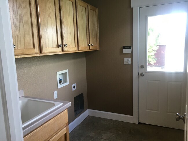 Building Photo - Gorgeous Stapleton Townhome!