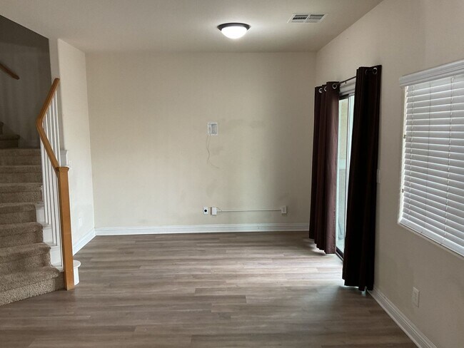 Building Photo - Beautiful 3-Bedroom Townhome in Gated Henderson Community!