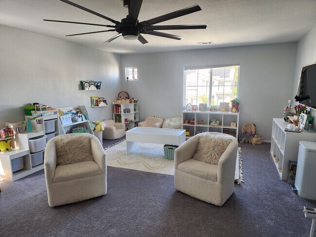 Building Photo - Gorgeous Home with 5 Bedrooms, 3 Baths, So...