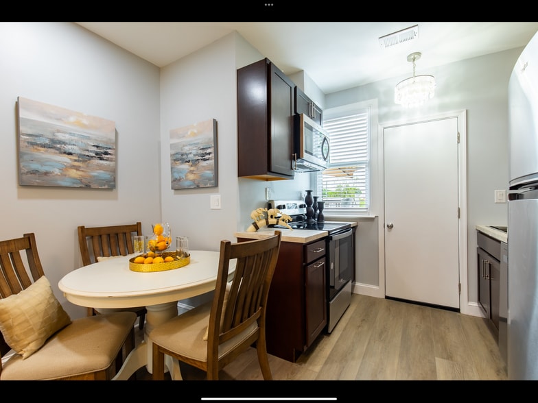 Building Photo - 512 Mellon St SE