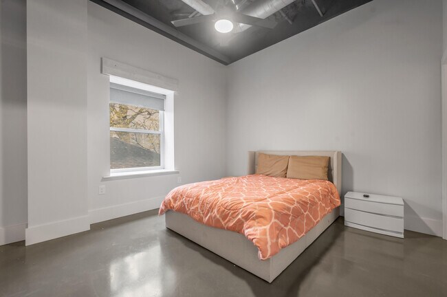 Building Photo - 480 Skain Ave