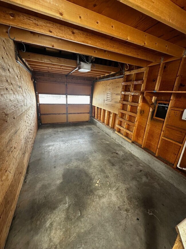 Building Photo - 4 Bedroom Condo near campus