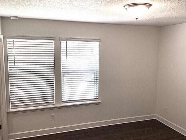 Building Photo - 378 Sandstone Dr