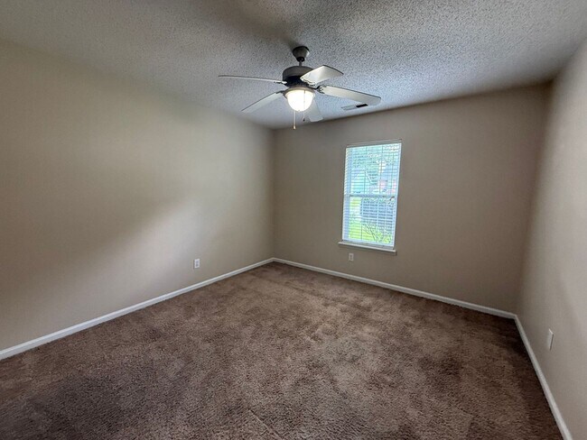 Building Photo - 133 Brenda Dr