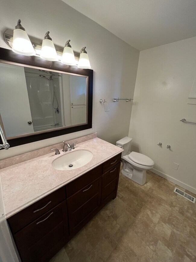 Building Photo - 3bd/1ba Craftsman in Tacoma