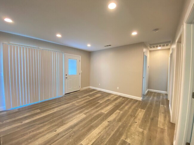 Building Photo - 7BD/4BA, Two Kitchens!