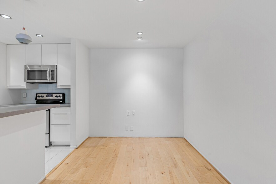 Building Photo - 8535 N West Knoll Dr