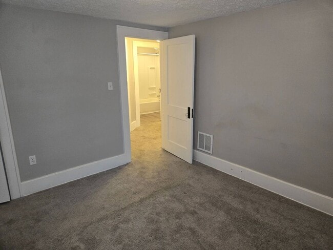 Building Photo - Charming 3-Bedroom Property in Prime Location