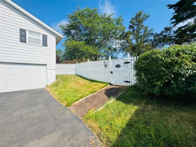 Building Photo - 2715 Manhattan Dr