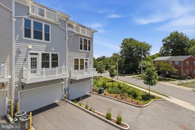 Building Photo - 2252 S Glebe Rd