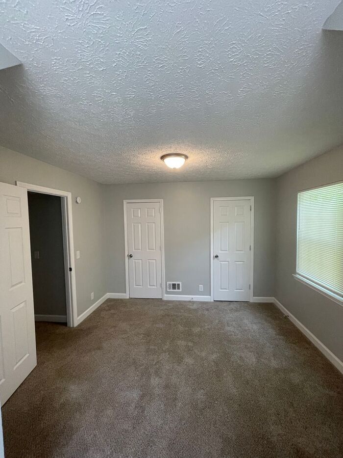 Building Photo - 634 Maple Top Dr