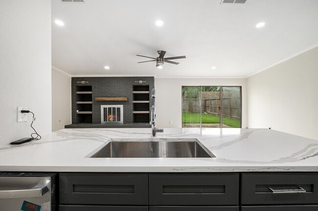 Building Photo - 10818 Hillcroft Ave