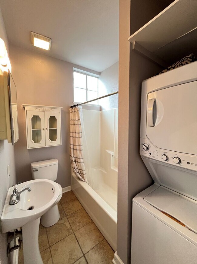 Building Photo - 1 bedroom 1 bath townhome near campus and ...