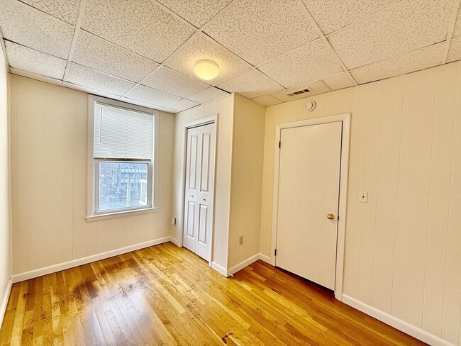 Building Photo - 724 Cambridge St