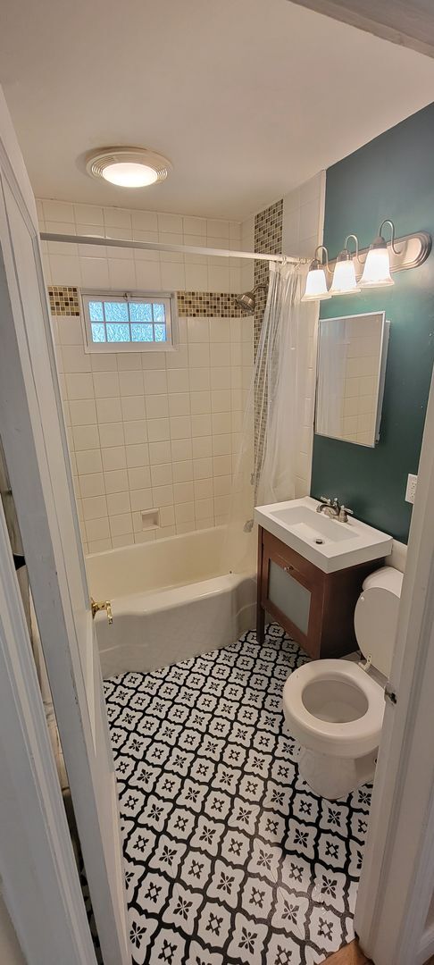 Building Photo - AVAILABLE AUGUST - 2 Bed, 1 Bath With Secl...