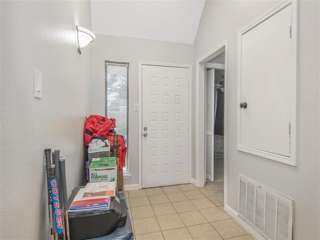 Building Photo - 19 Hideaway Dr