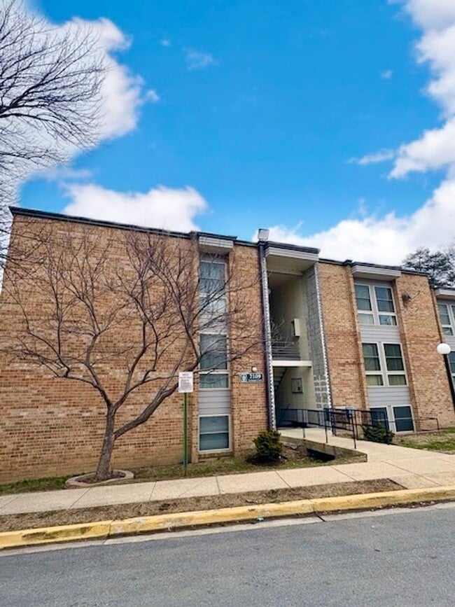 Building Photo - 2109 Greenery Ln