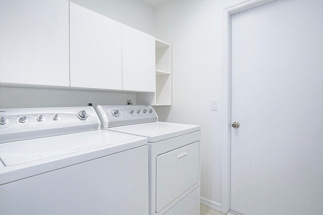 Building Photo - 1273 SW Albenga Ave