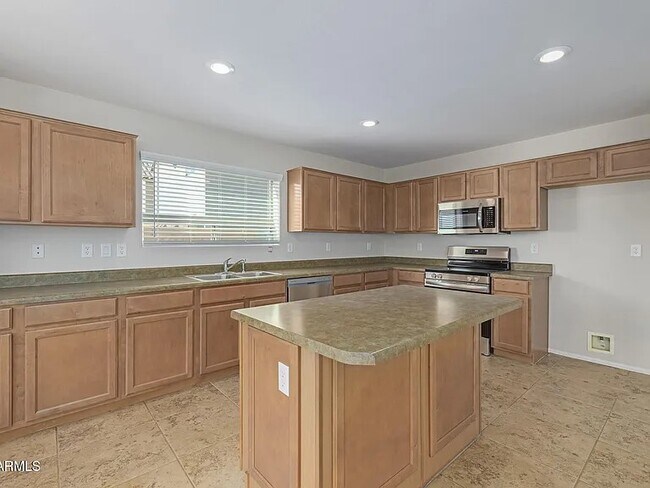 Building Photo - 355 W Jersey Way