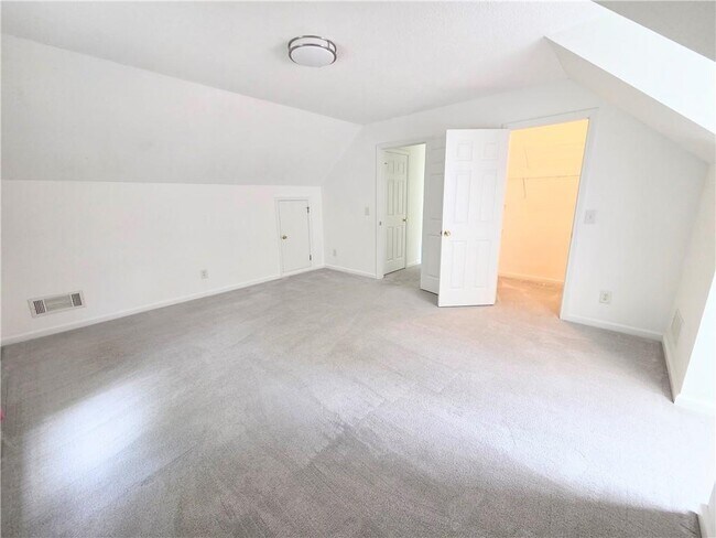 Building Photo - 3060 Glen Wallace Dr