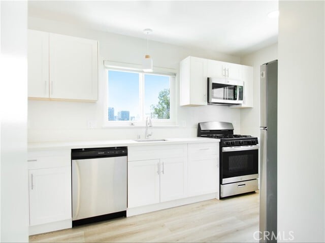 Building Photo - 2027 Vista Del Mar Ave